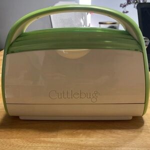 Cricuit Cuttlebug Die Cutting Embossing Machine With Mechanical Crank Green